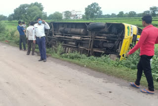 bus overturned full of laborers