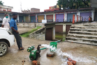 मार्केट तालाब में तब्दील