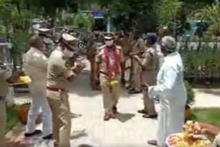 Police who conquered corona  were greeted with flowers at sattenapalli