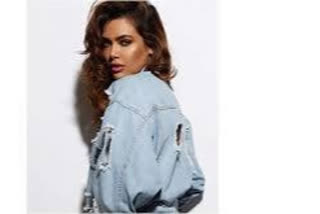 Esha Gupta sets the temperature soaring with her latest Instagram picture