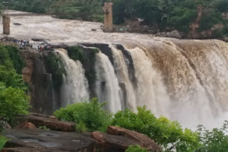 Fun from youth people in Gokak Falls