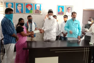 kalyana lakshmi checks distributed by mla sridhar babu at manthani peddapalli district