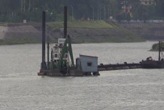 Turbines are protected from damage by removing silt from the reservoir