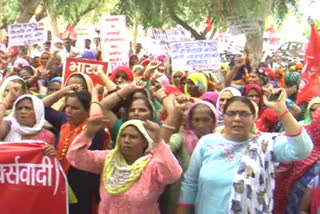 Employees protest for demand of restoration of old pension in bhiwani