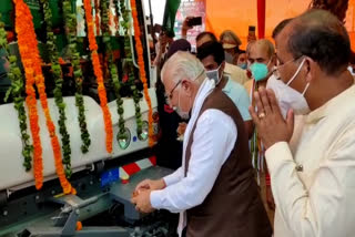 chief minister manohar lal inaugurate an automatic swiping machine for faridabad nagar nigam