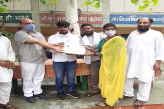 councillor distribute corona warriors certificate in Kardampuri Ward at Babarpur Assembly