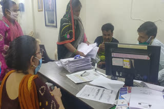 councilor Geetika help people to make their ration card in Jhilmil ward