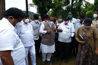 Minister KS Eshwarappa visited hegalagatti hills collapse area