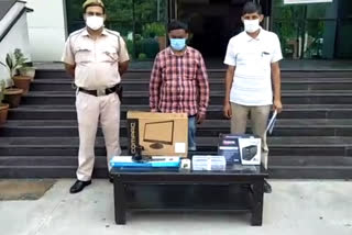 dwarka north police arrested goldsmith who bought stolen jewelry from minors miscreants