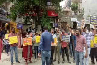 Parents Protested Outside Private School in Sector-24 at Rohini