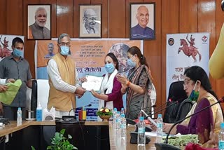21-women-were-awarded-the-teelu-rauteli-award-in-uttarakhand