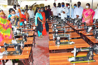 minister singireddy niranjan reddy distribution free sewing machines to the poor women in mahabubnagar