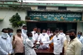 mla-madan-reddy-rythu-runa-mafi-cheques-distribution-to-the-farmers-at-shivampeta-in-medak-district