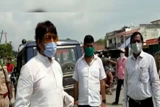 नाला निर्माण में लापरवाही पर अधिकारियों पर बिफरे सांसद रवि किशन