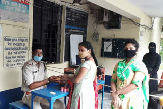 Durga Vahini members tied rakhi to policemen