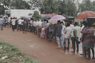 drinkers set queue for alcohol at ransthalam even in pandemic of corona