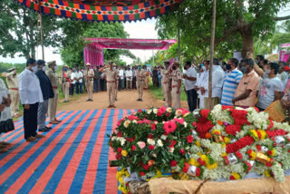 ಸರ್ಕಾರಿ ಗೌರವಗಳೊಂದಿಗೆ ಕೆಎಎಸ್ ಅಧಿಕಾರಿ ಗಂಗಾಧರಯ್ಯ ಅಂತ್ಯಸಂಸ್ಕಾರ