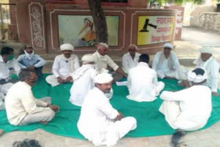 ETV Bharat news,  सांचौर में किसानों का धरना,  rajasthan news,  Jalore news,  sanchor news,  rajasthan hindi news,  जालोर भारतीय किसान संघ,  farmers strike in Sanchore