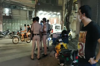 Chain snatching from a couple in a crowded market in Mahipalpur