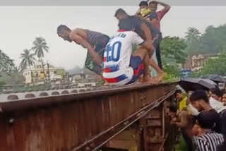 youngsters-jumping-into-the-netravati-river-in-karnataka