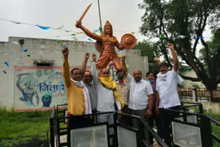 Congressmen celebrated World Tribal Day by garlanding the statue of Rani Durgavati