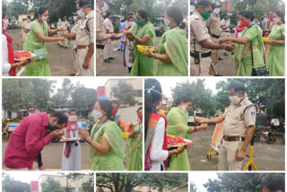 Matrashakti organization tied up rakhi to police and people wearing masks