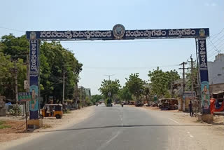 Seizure of Telangana liquor smuggled in a car in ravipadu gunturu district