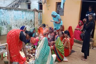 women-celebrate-festival-of-kamarchhath-in-koriya