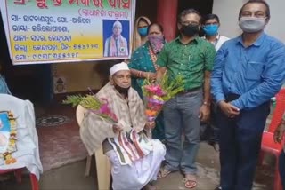 freedom fighter was greeted by the sub collector in kendrapara