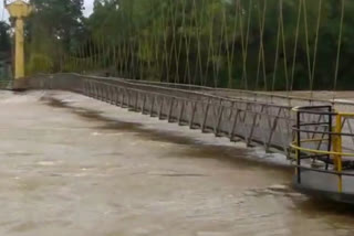 ಮುಳುಗುವ ಹಂತ ತಲುಪಿದ ತೂಗು ಸೇತುವೆ