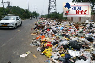 The garbage is spread on the road outside the  trash in vikaspuri