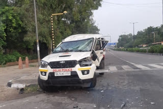 car collide with delhi police pcr van one policeman died in morris nagar in delhi