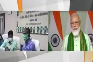 PM Narendra Modi talks to Videsh farmer Mukesh