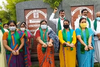 Amravati women protest with shackles