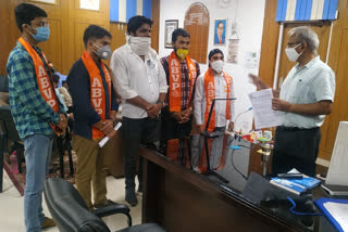 abvp protest for fee relaxation against university administration in bhiwani