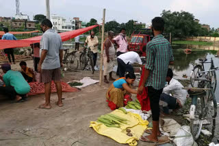 गंदगी के बीच लग रहा सब्जी बाजार