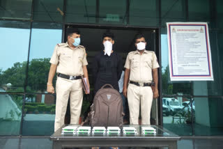 Delhi Police arrested a device lifter in Dwarka