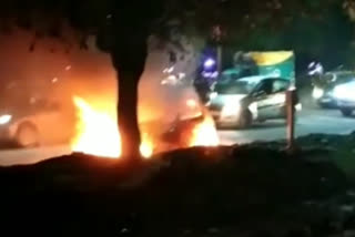 fire in moving car at rohini sector 24