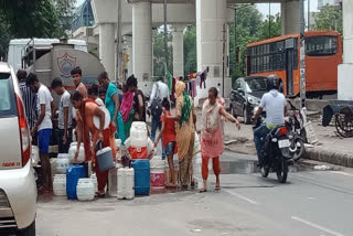 People violated government guidelines related to corona while taking water from tanker in Paschim Vihar