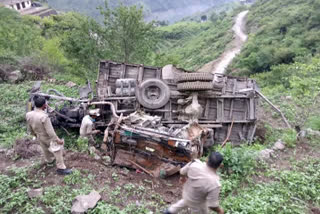 truck-fell-into-a-ditch-in-pratapnagar