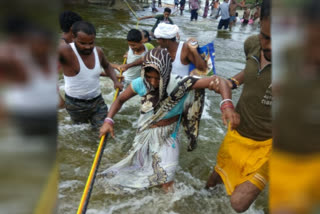 रास्ता पार करते लोग