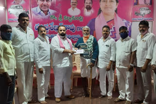 tscob  vice chairmen gongidi mahendar reddy distribute cmrf cheques in yadagiri gutta