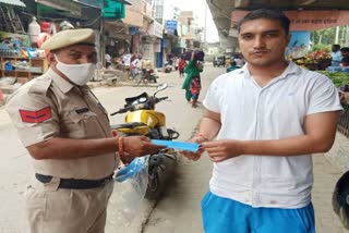 Gannaur police distributed masks in the market