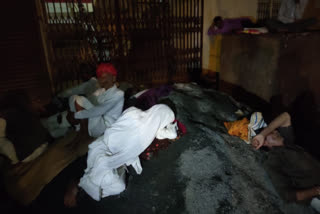 Farmers have to spend the night outside in bhopal