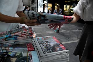 Hong Kong residents buy newspaper to support free press