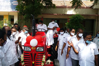 erode district news  ஈரோடு மாவட்டச் செய்திகள்  admk mlas drive tractor  admk mla thennarasu drive tractor