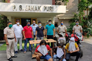 Janakpuri police arrested 4 accused including two minors who robbed people at night