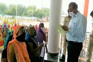 Women submitted memorandum to collectorate