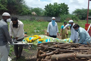 కరోనాతో వ్యక్తి మృతి... పాడే మోసిన ముస్లిం యువకులు