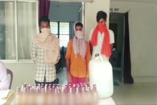 Three smugglers arrested with illegal liquor in Chatra, illegal liquor found in chatra, News of Chatra Tandwa Police Station, चतरा में अवैध शराब के साथ तीन तस्कर गिरफ्तार, चतरा में अवैध शराब बरामद, चतरा टंडवा थाना की खबरें